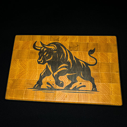 Stirnholz-Küchenbrett mit Bullenintarsien