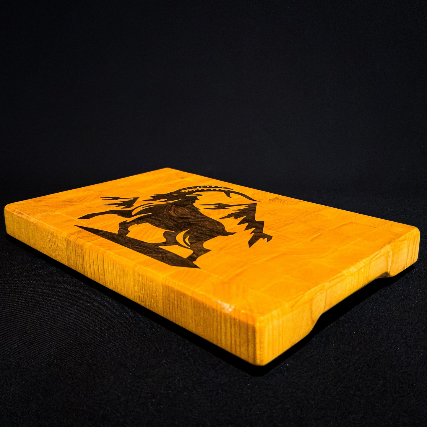 Stirnholz-Küchenbrett mit Steinbock-Einlage