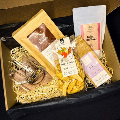 Eine Mischung aus Leckereien mit einer Tasse