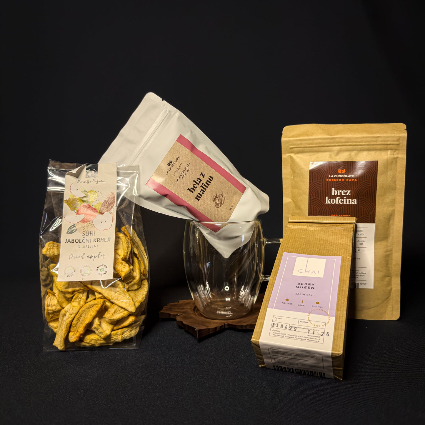 Eine Mischung aus Leckereien mit einer Tasse