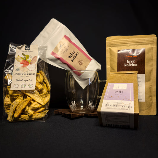 Eine Mischung aus Leckereien mit einer Tasse