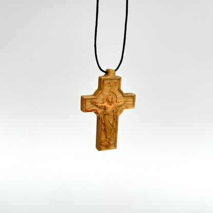 Halskette mit geschnitztem Holzkreuz