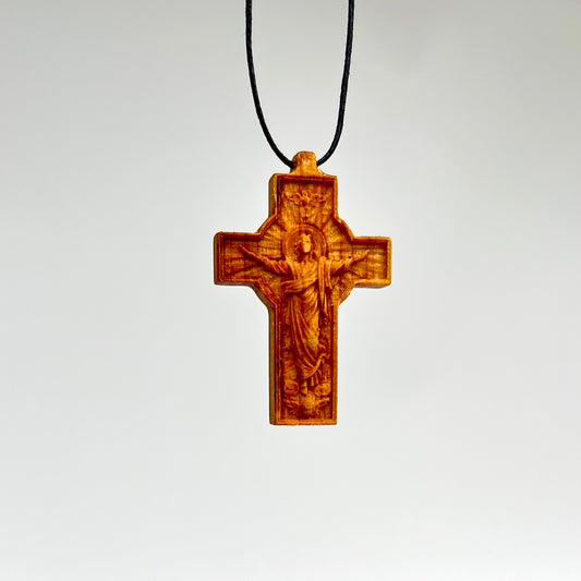 Halskette mit geschnitztem Holzkreuz