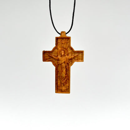 Halskette mit geschnitztem Holzkreuz
