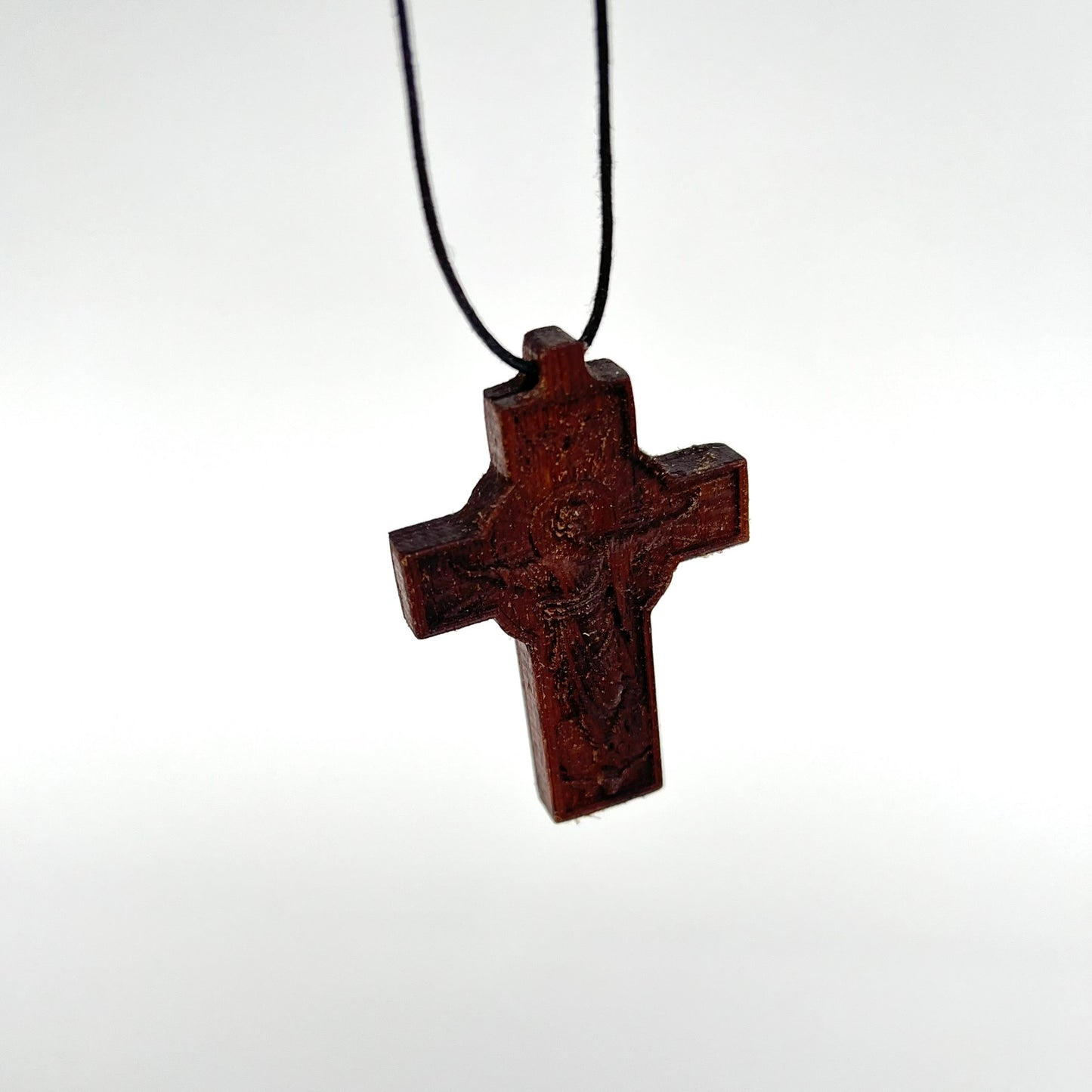 Halskette mit geschnitztem Holzkreuz