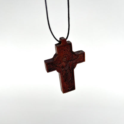 Halskette mit geschnitztem Holzkreuz