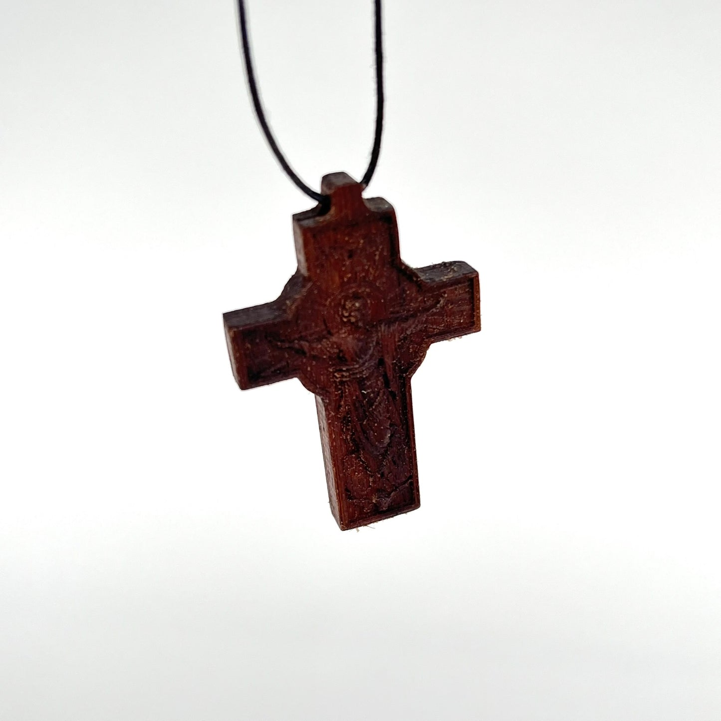 Halskette mit geschnitztem Holzkreuz
