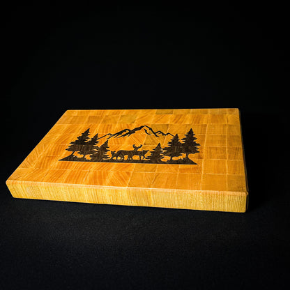 Stirnholz-Küchenbrett mit Bergmotiv